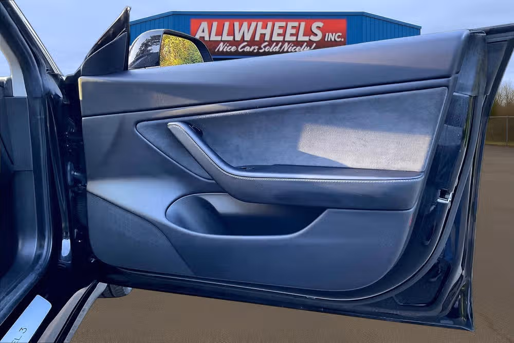 2019 Tesla Model 3 Mid Range Image 21