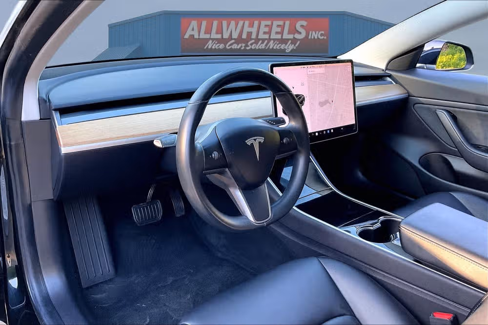 2019 Tesla Model 3 Mid Range Image 12