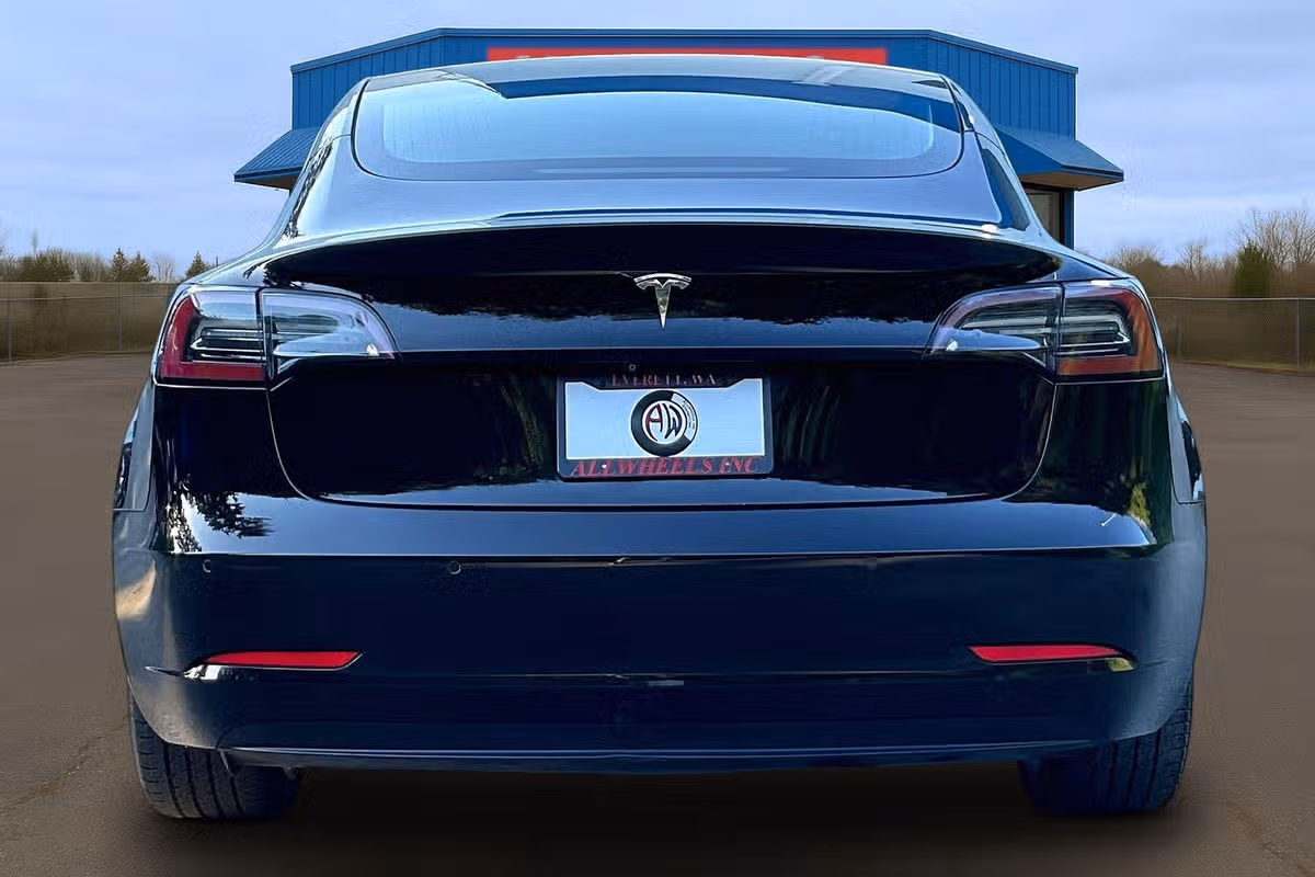 2019 Tesla Model 3 Mid Range Image 4
