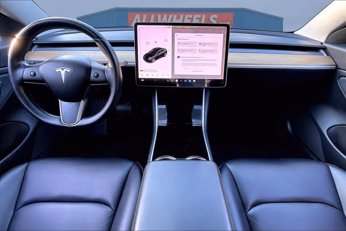 2019 Tesla Model 3 Mid Range Image 14
