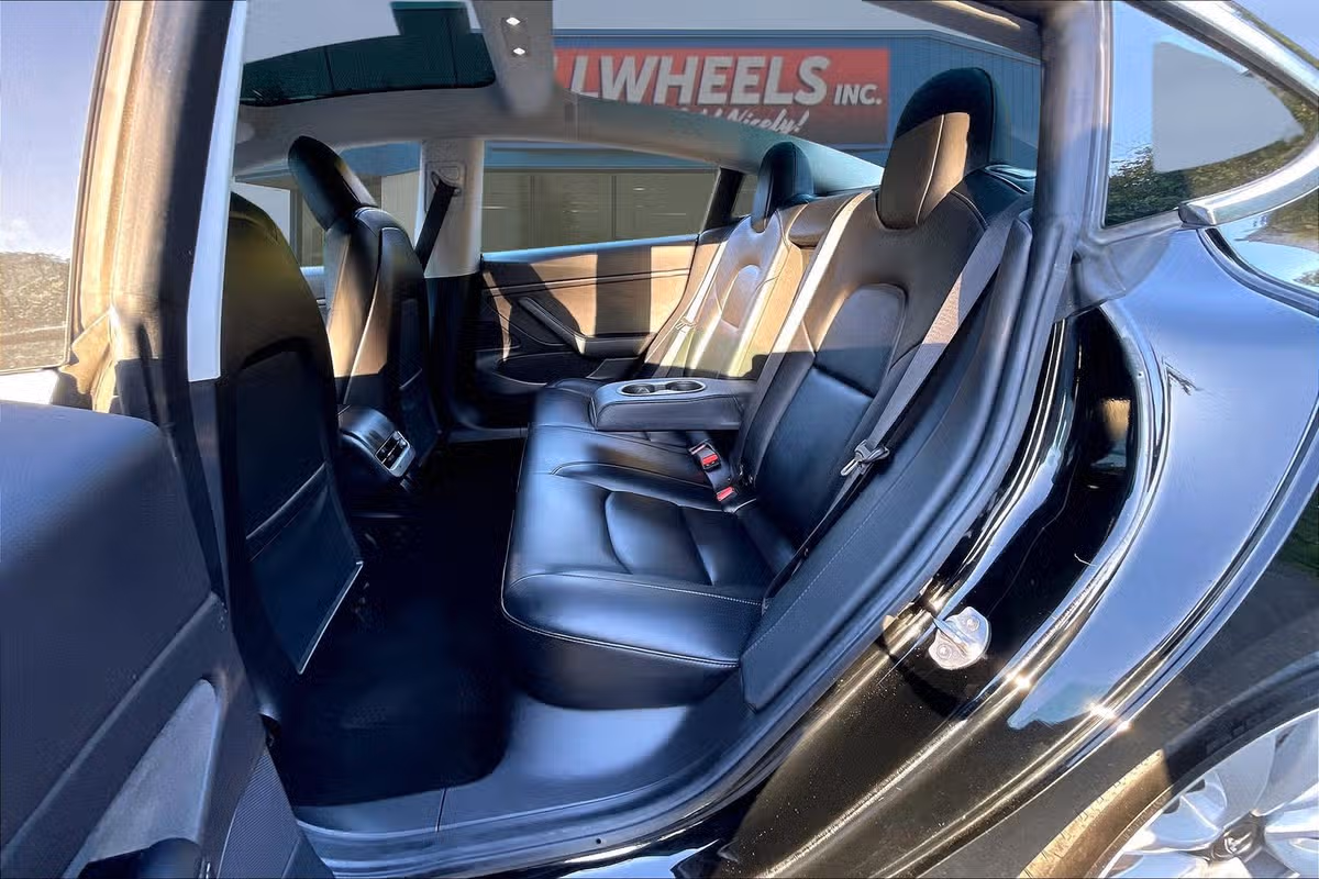2019 Tesla Model 3 Mid Range Image 23