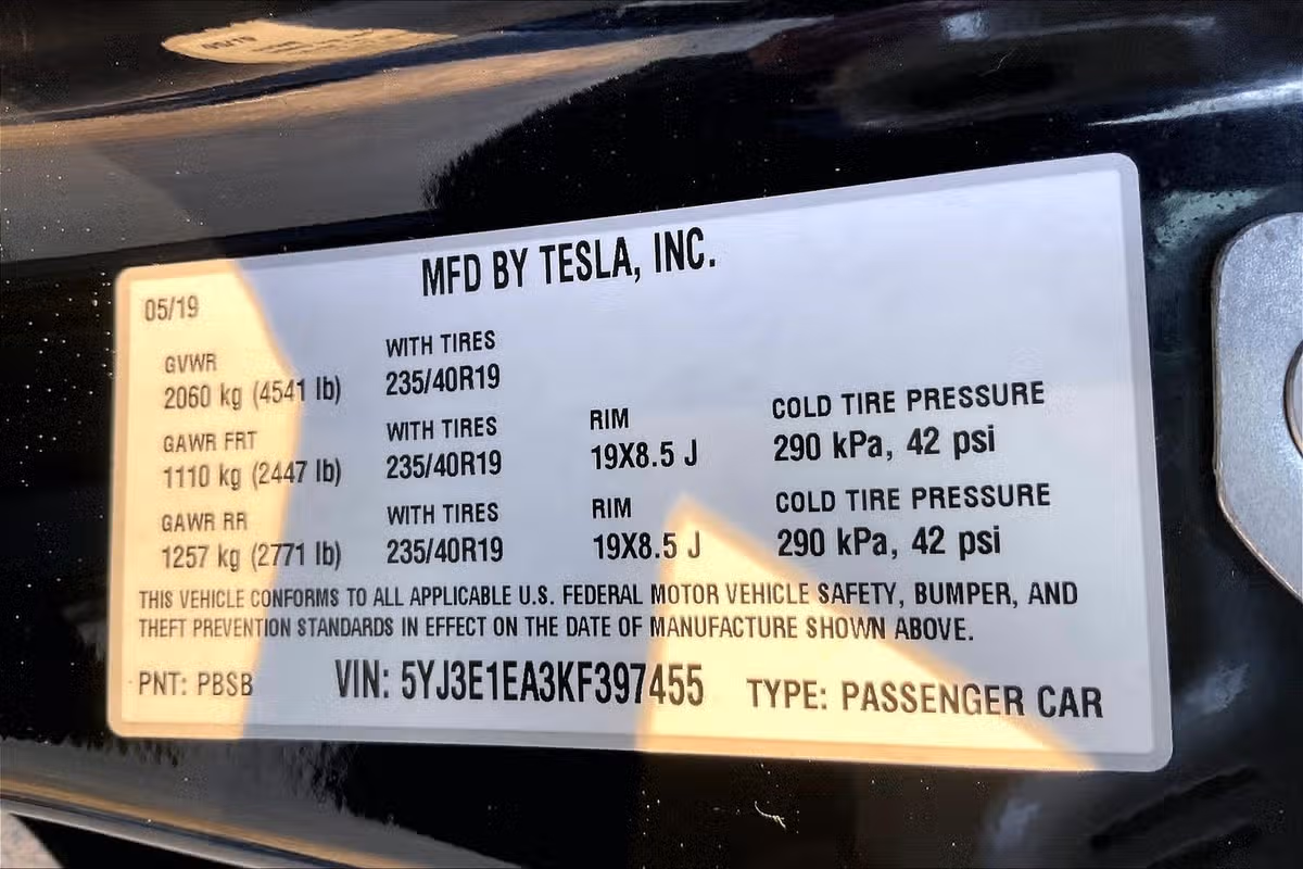 2019 Tesla Model 3 Mid Range Image 31