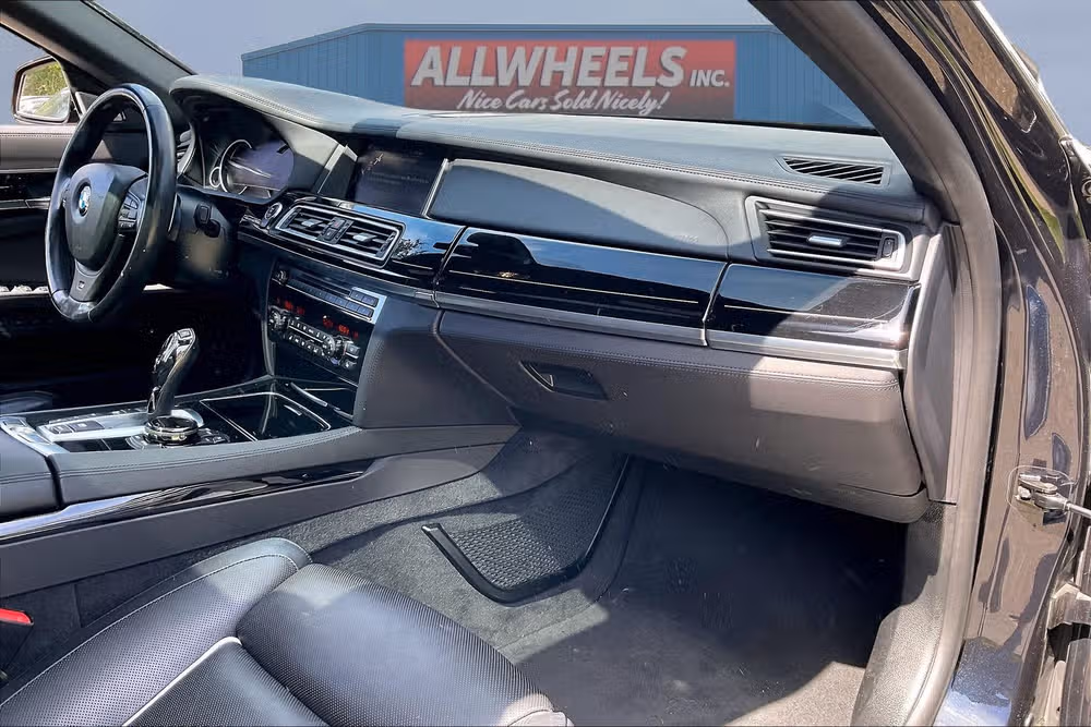 2015 BMW 7 Series 750Li xDrive Image 15