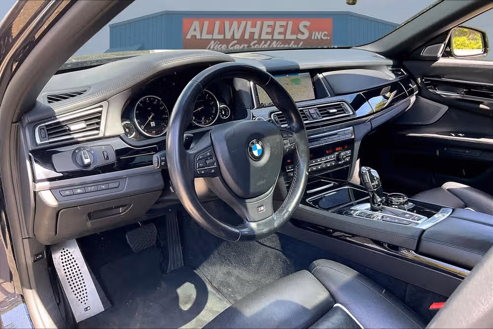 2015 BMW 7 Series 750Li xDrive Image 12