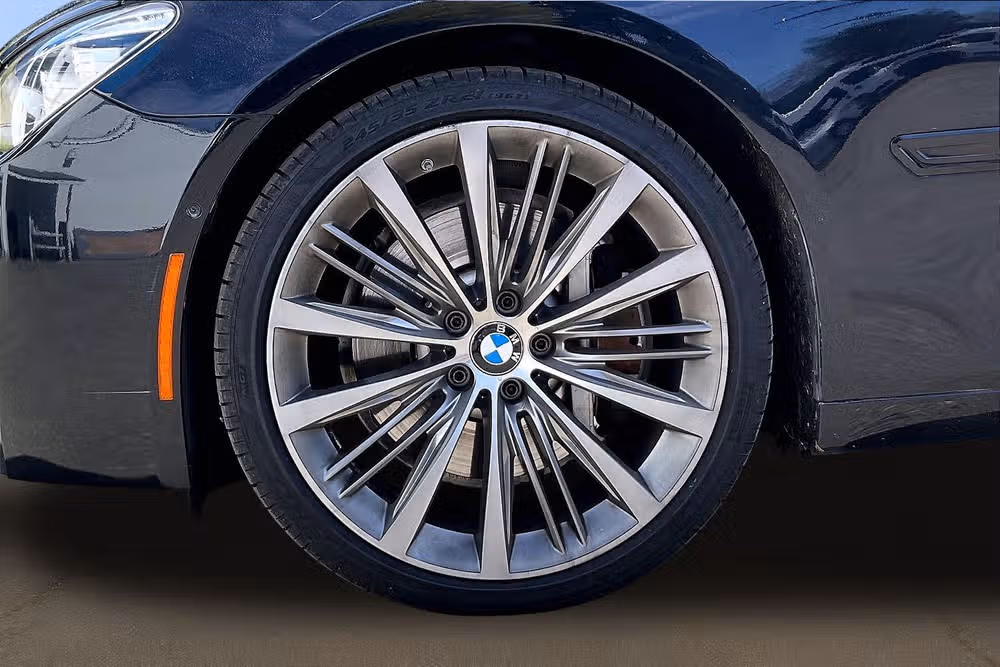 2015 BMW 7 Series 750Li xDrive Image 9