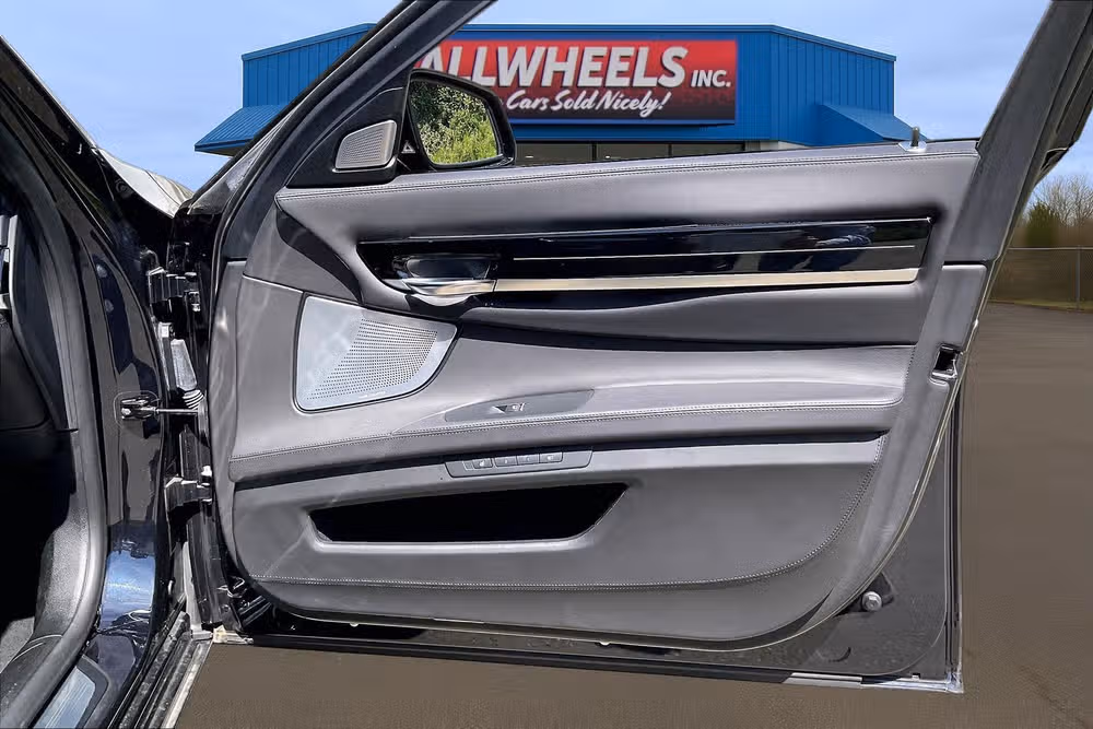2015 BMW 7 Series 750Li xDrive Image 22