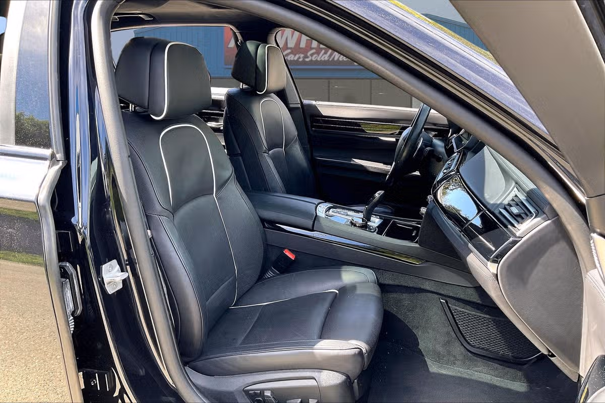 2015 BMW 7 Series 750Li xDrive Image 7