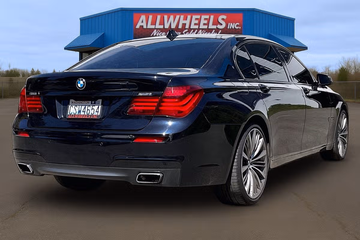 2015 BMW 7 Series 750Li xDrive Image 11