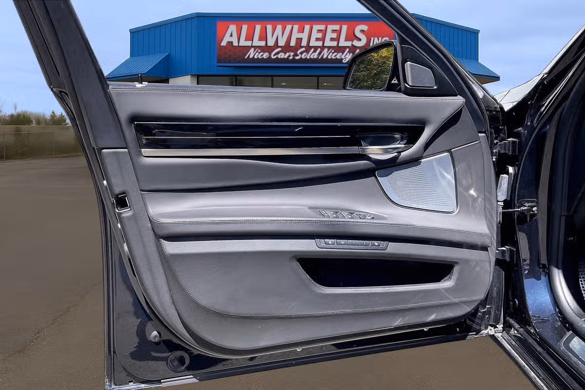 2015 BMW 7 Series 750Li xDrive Image 21