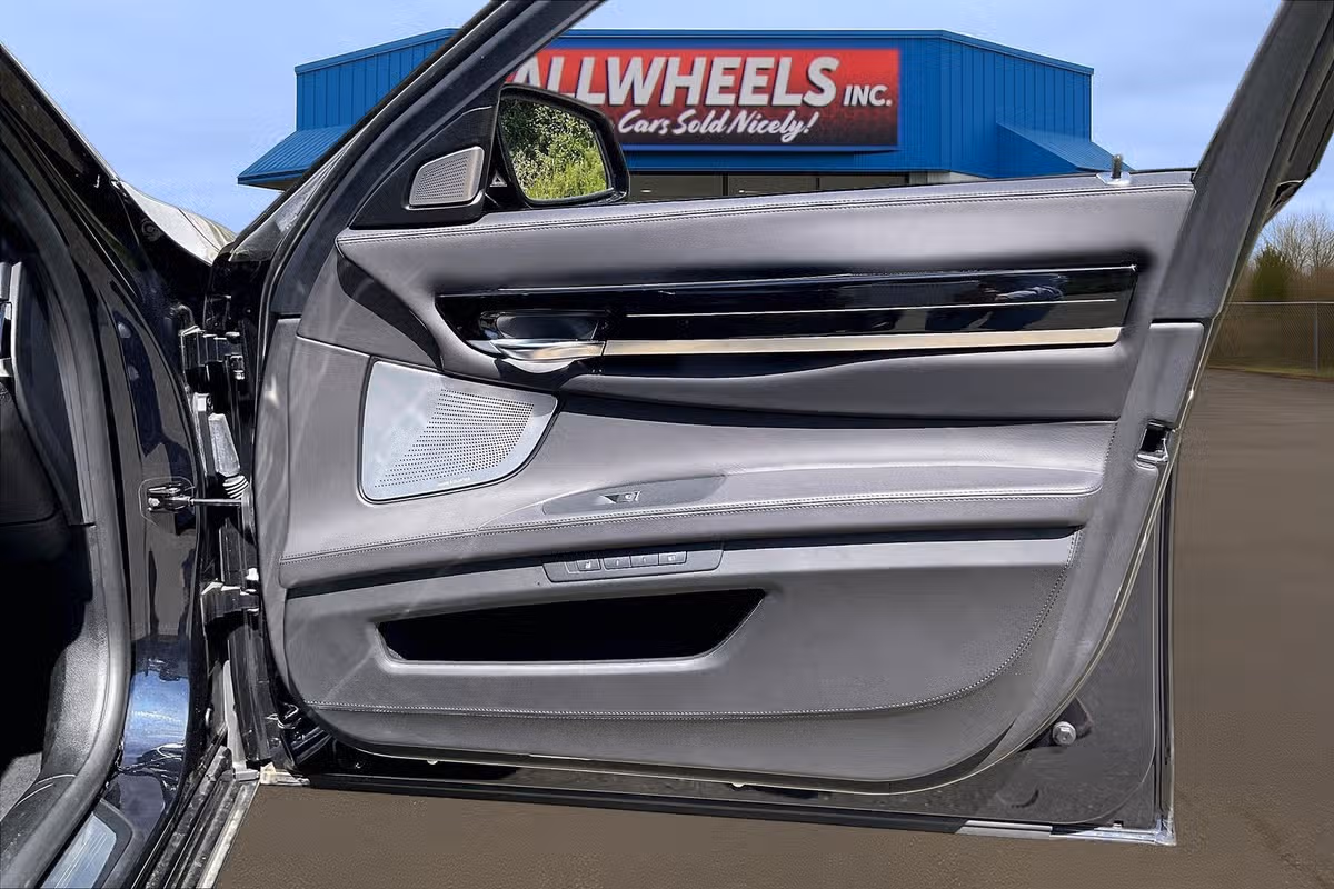 2015 BMW 7 Series 750Li xDrive Image 22