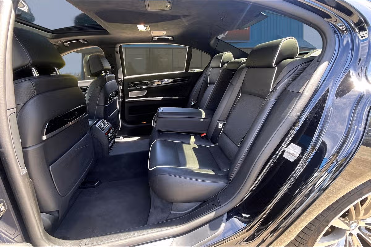 2015 BMW 7 Series 750Li xDrive Image 24