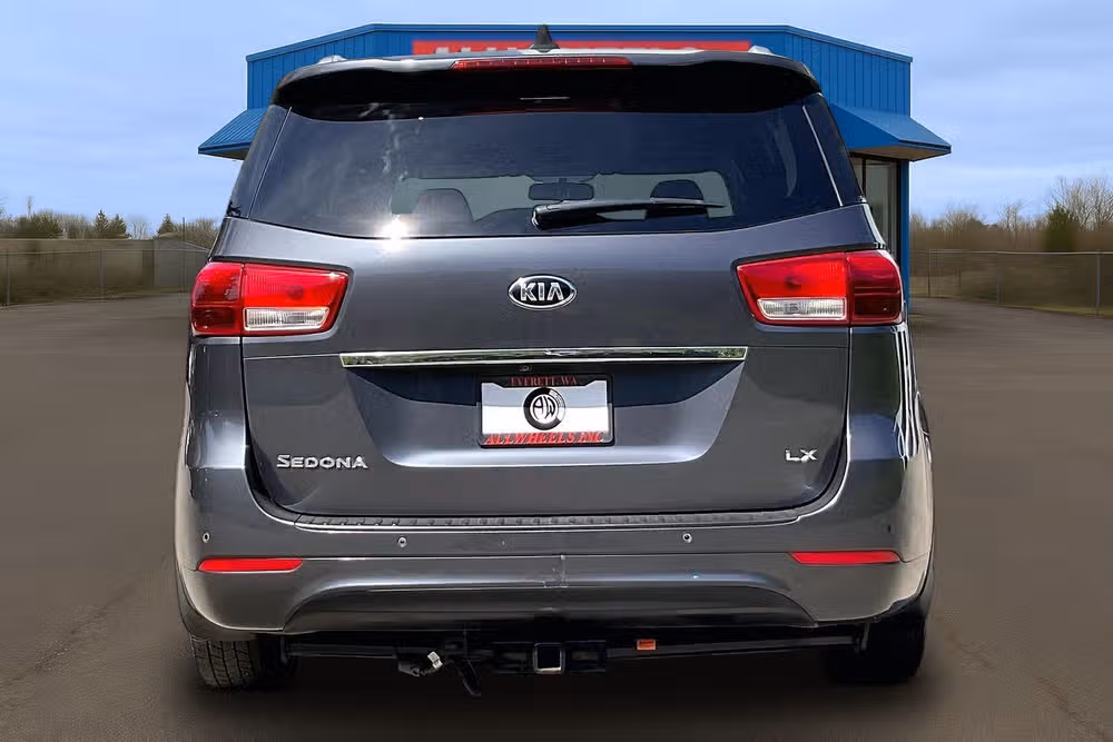 2017 Kia Sedona LX Passenger Image 4