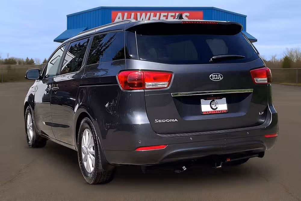 2017 Kia Sedona LX Passenger Image 2