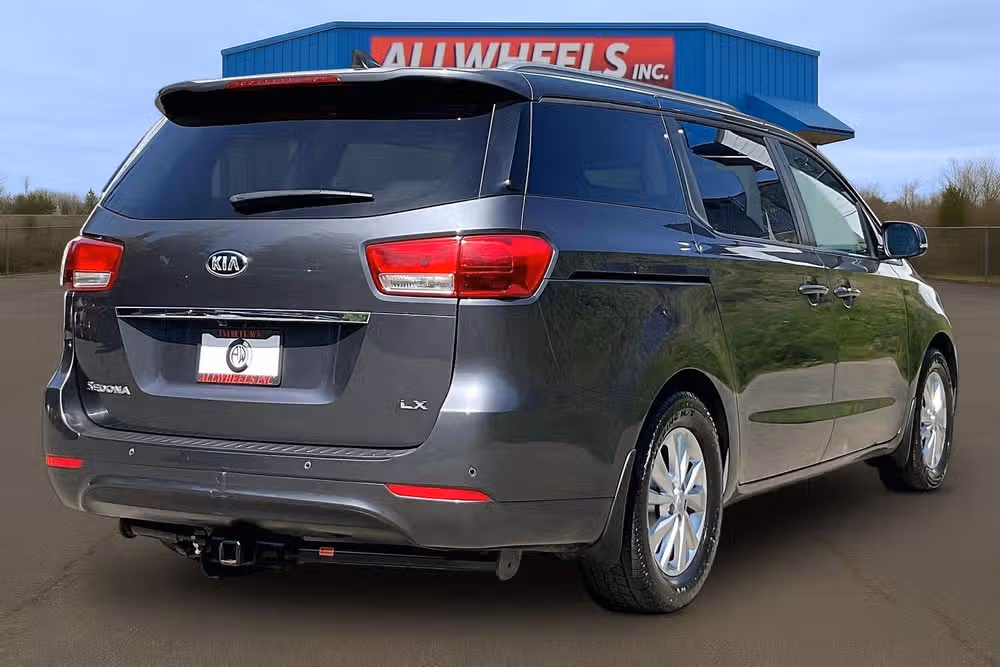 2017 Kia Sedona LX Passenger Image 10