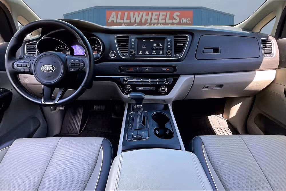 2017 Kia Sedona LX Passenger Image 13