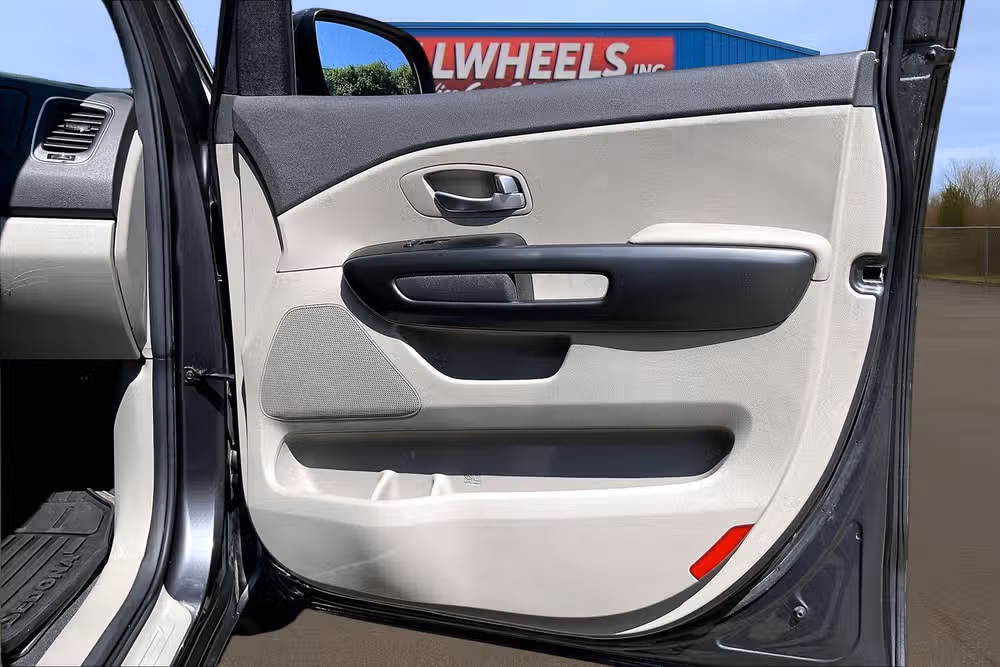 2017 Kia Sedona LX Passenger Image 21