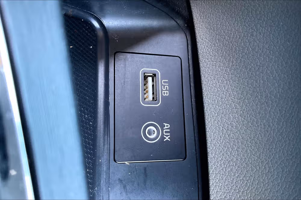 2017 Kia Sedona LX Passenger Image 27