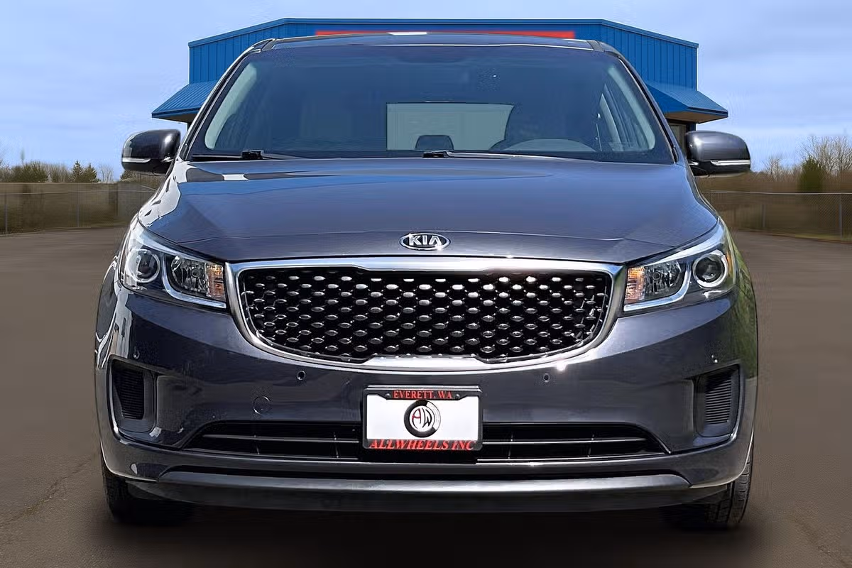 2017 Kia Sedona LX Passenger Image 3
