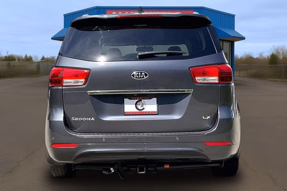 2017 Kia Sedona LX Passenger Image 4