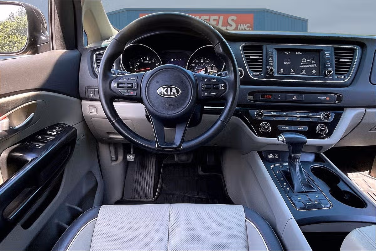 2017 Kia Sedona LX Passenger Image 5