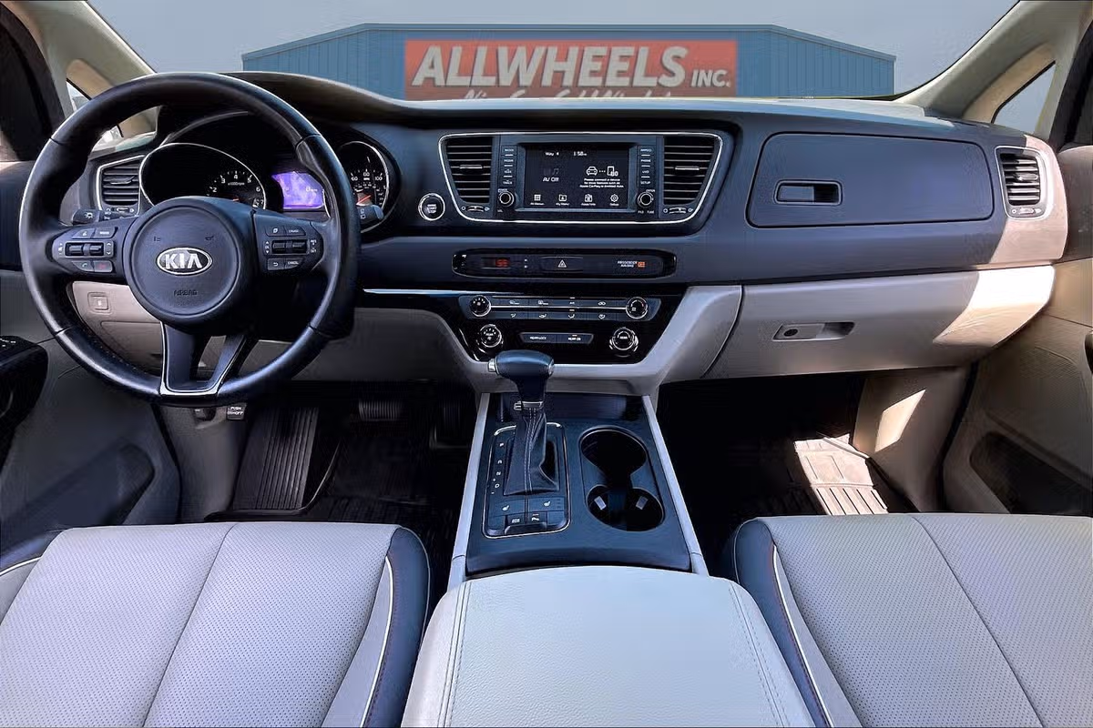 2017 Kia Sedona LX Passenger Image 13