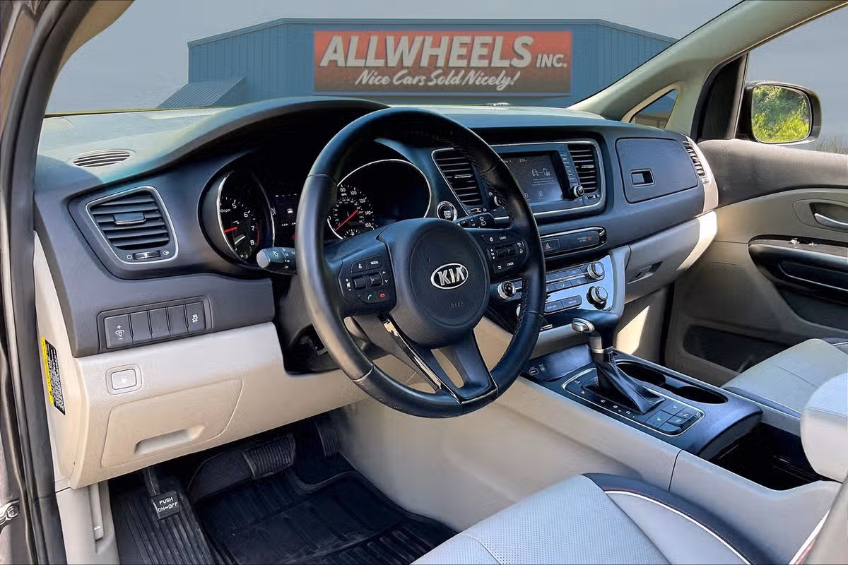 2017 Kia Sedona LX Passenger Image 11