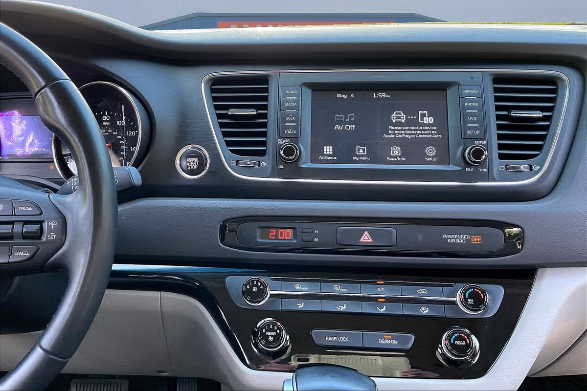 2017 Kia Sedona LX Passenger Image 6