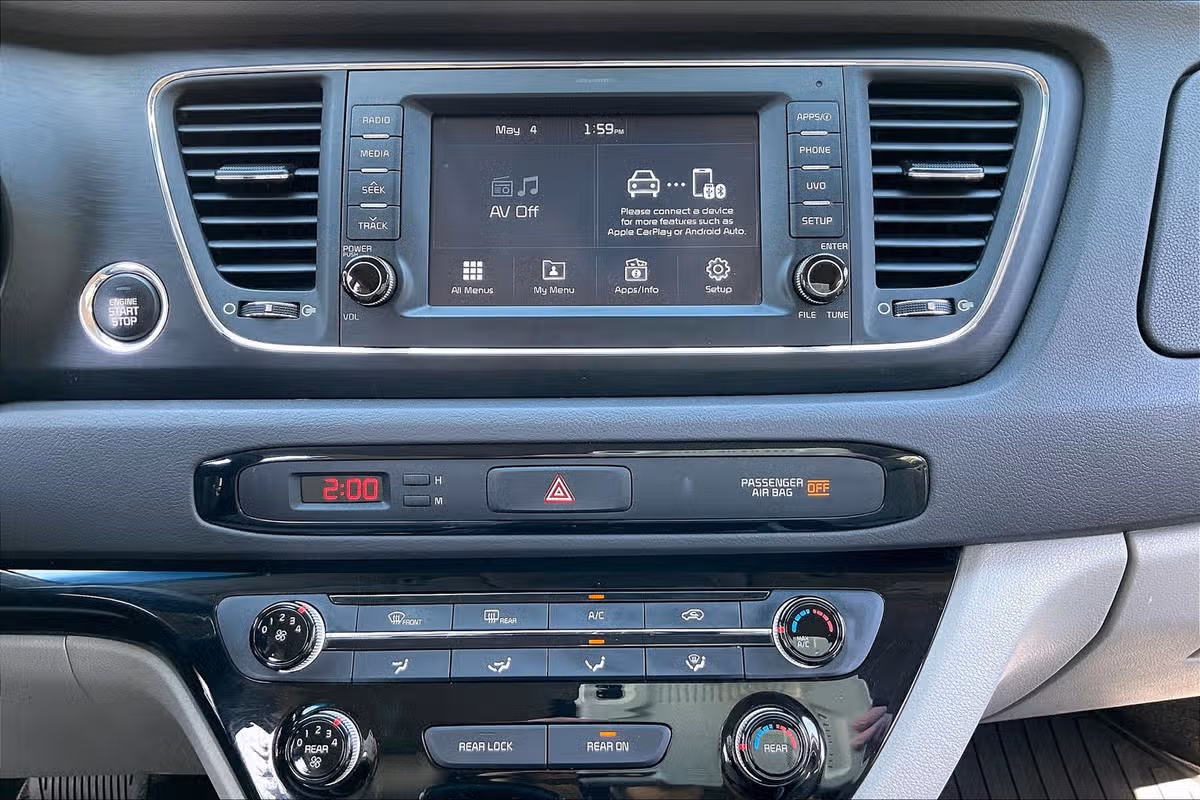 2017 Kia Sedona LX Passenger Image 26