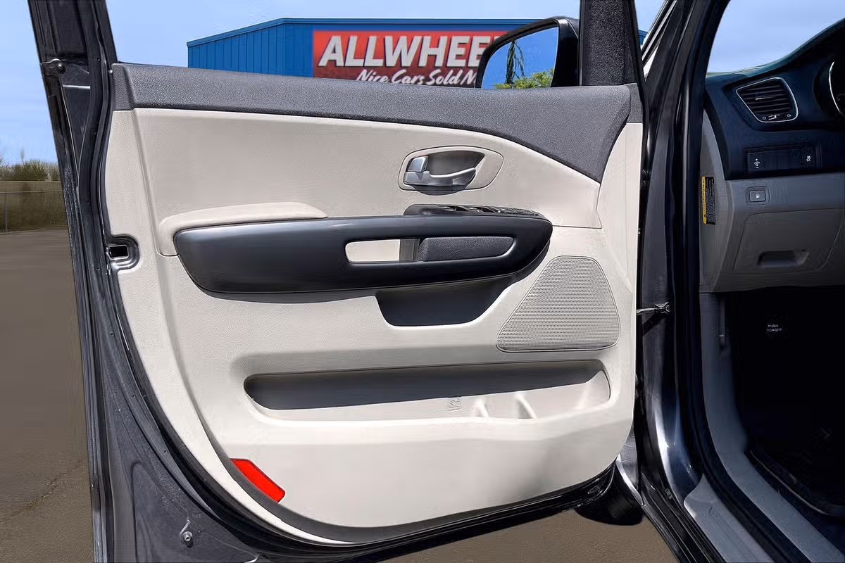 2017 Kia Sedona LX Passenger Image 20