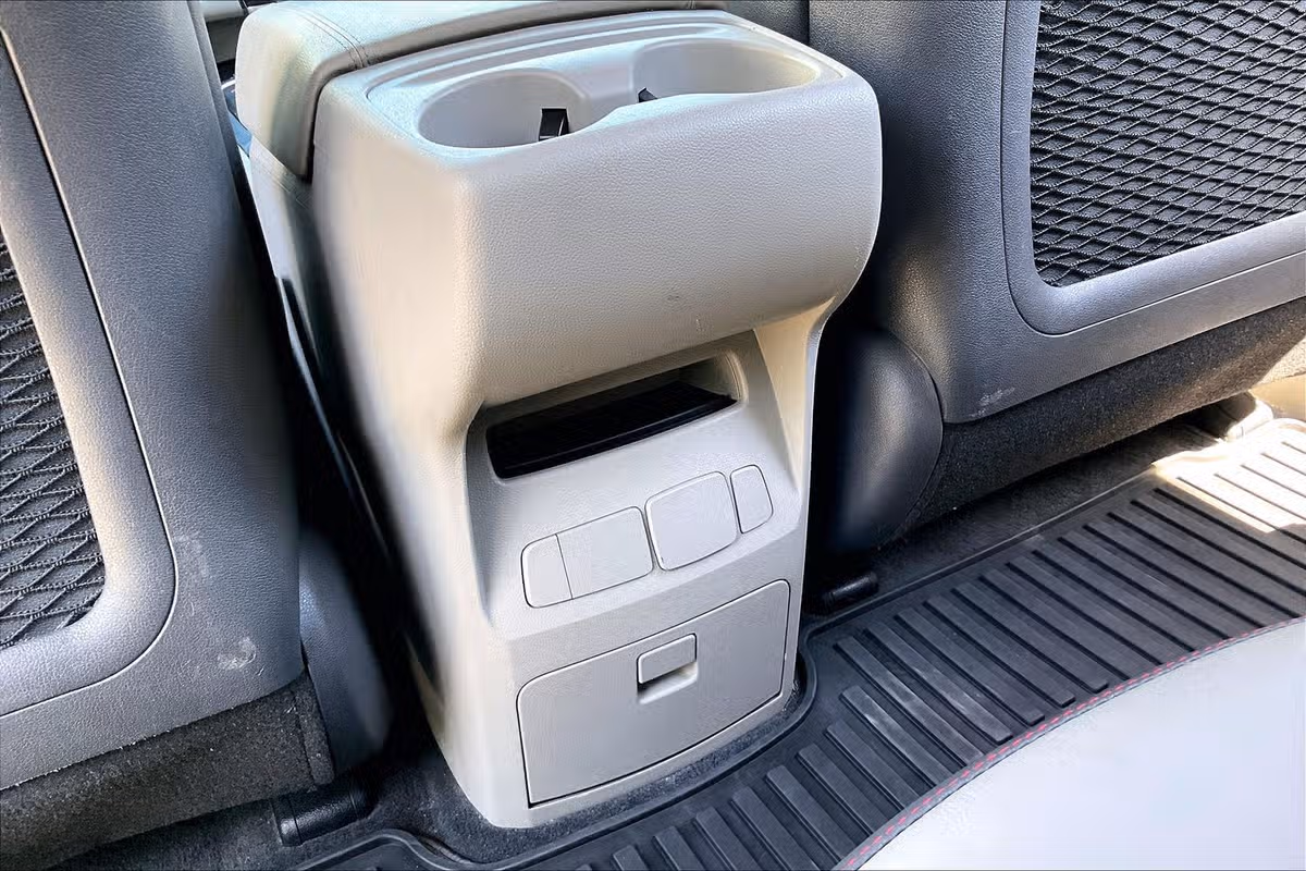 2017 Kia Sedona LX Passenger Image 28