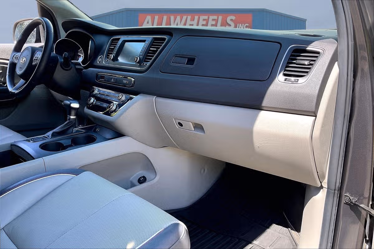 2017 Kia Sedona LX Passenger Image 14