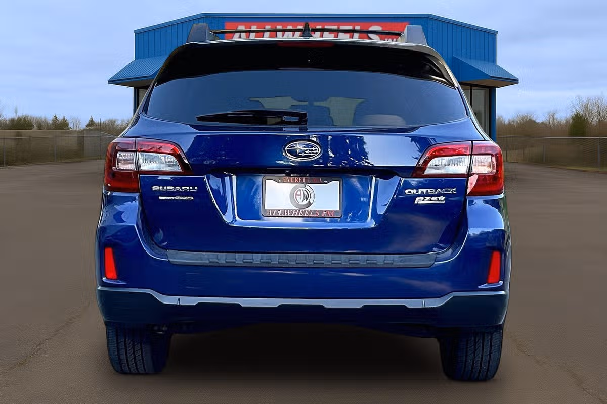 2016 Subaru Outback 2.5i Limited Crossover Image 4
