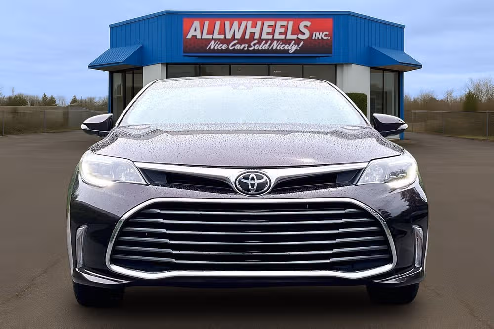 2017 Toyota Avalon Limited Image 3