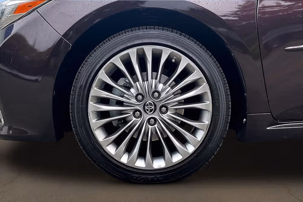 2017 Toyota Avalon Limited Image 9