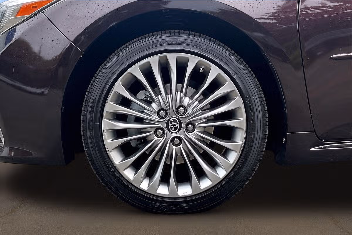 2017 Toyota Avalon Limited Image 9