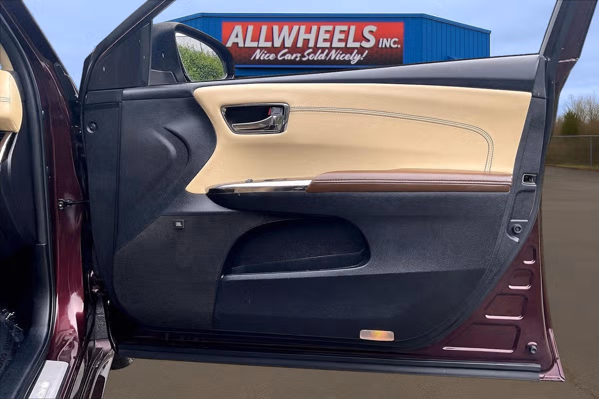 2017 Toyota Avalon Limited Image 21