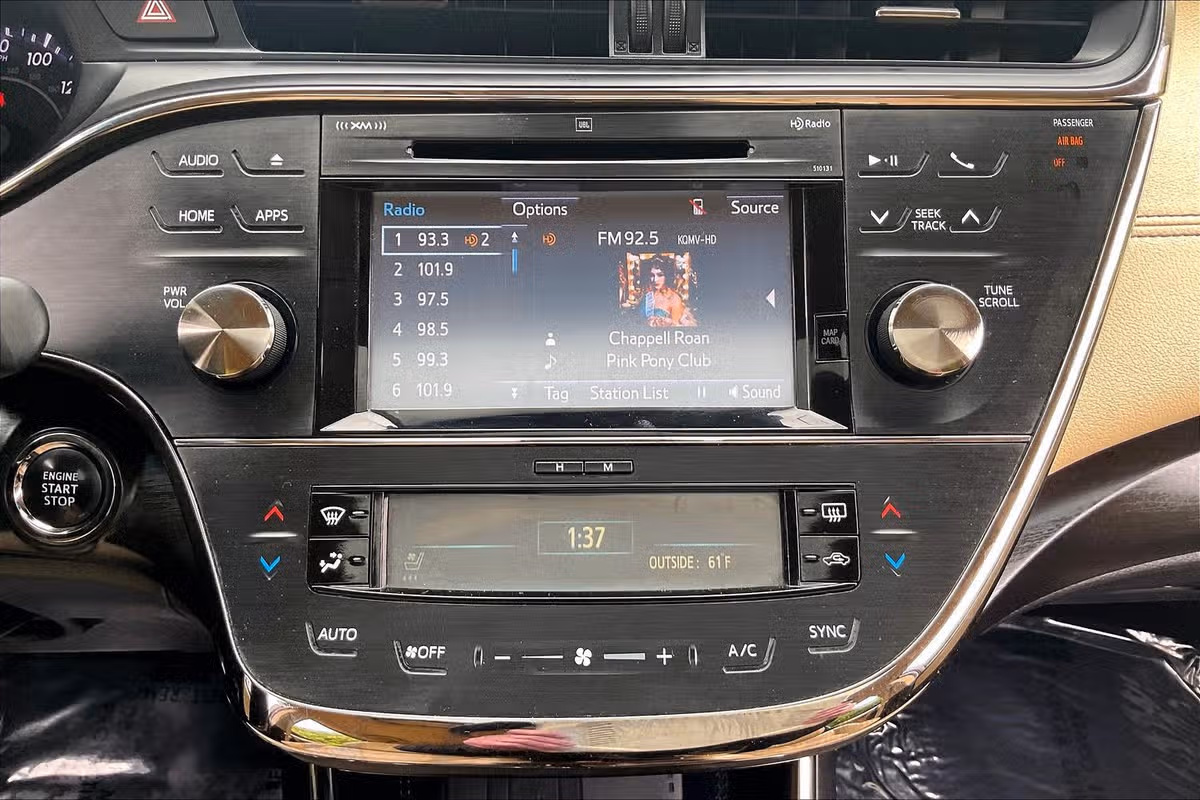 2017 Toyota Avalon Limited Image 28
