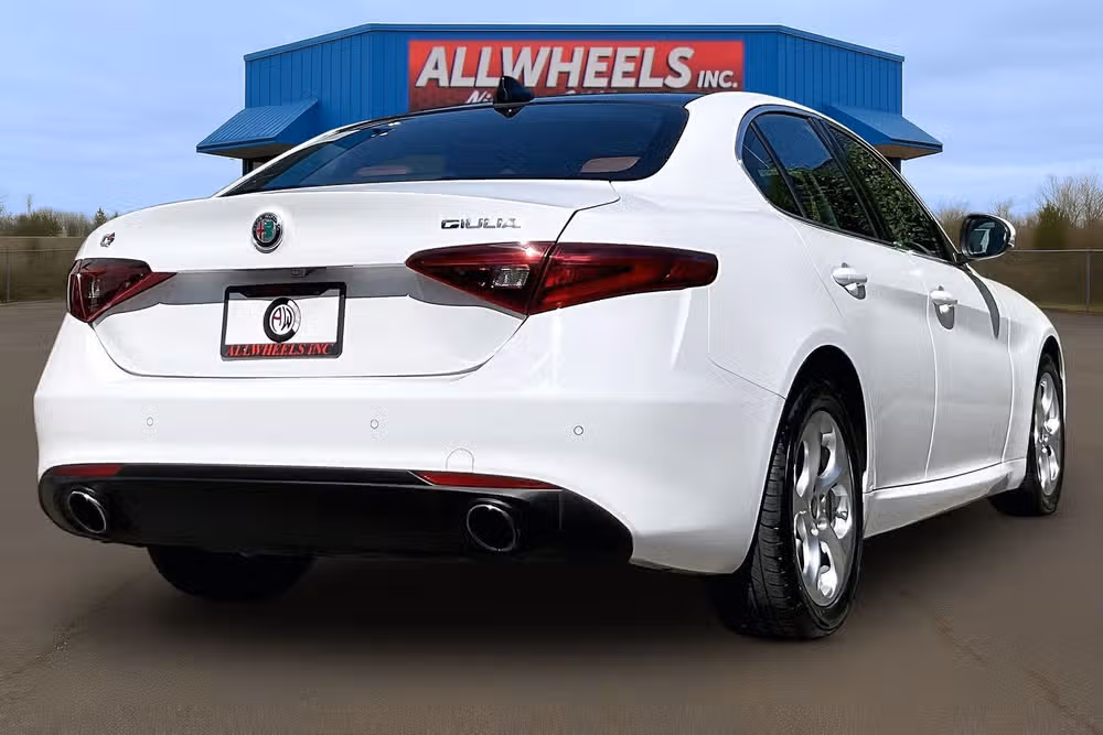 2019 Alfa Romeo Giulia Base Image 11