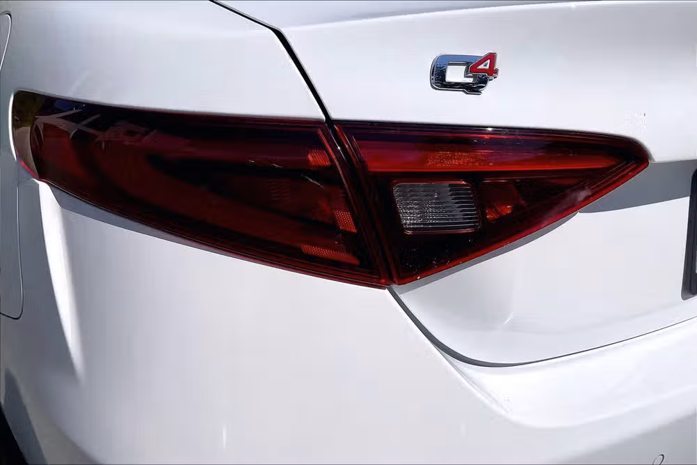 2019 Alfa Romeo Giulia Base Image 28