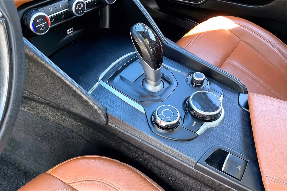 2019 Alfa Romeo Giulia Base Image 13