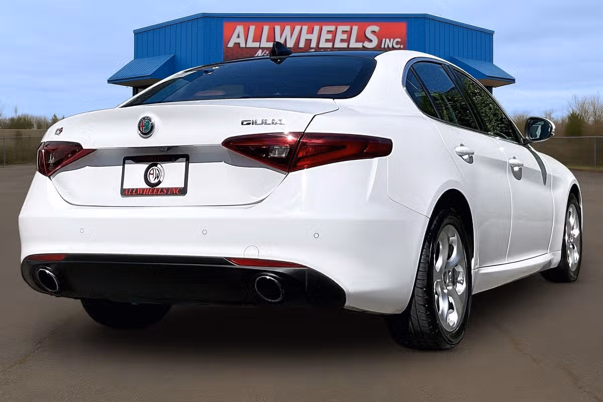 2019 Alfa Romeo Giulia Base Image 11
