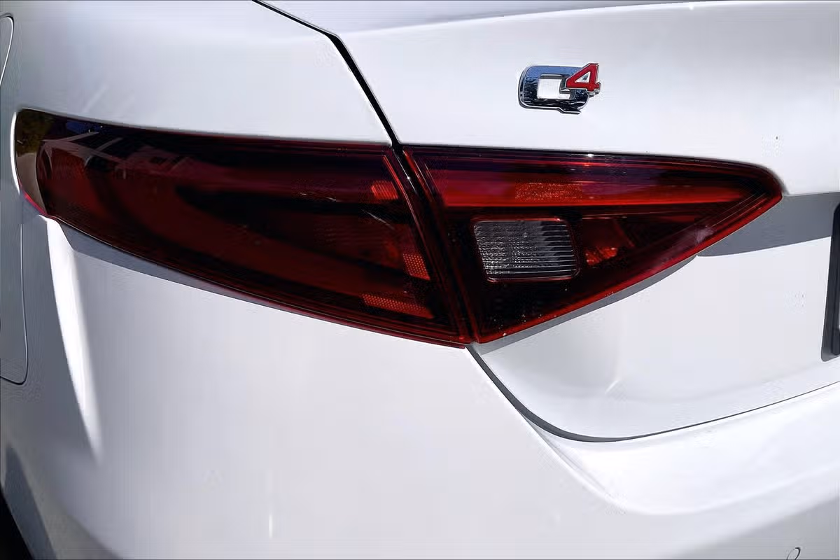 2019 Alfa Romeo Giulia Base Image 28