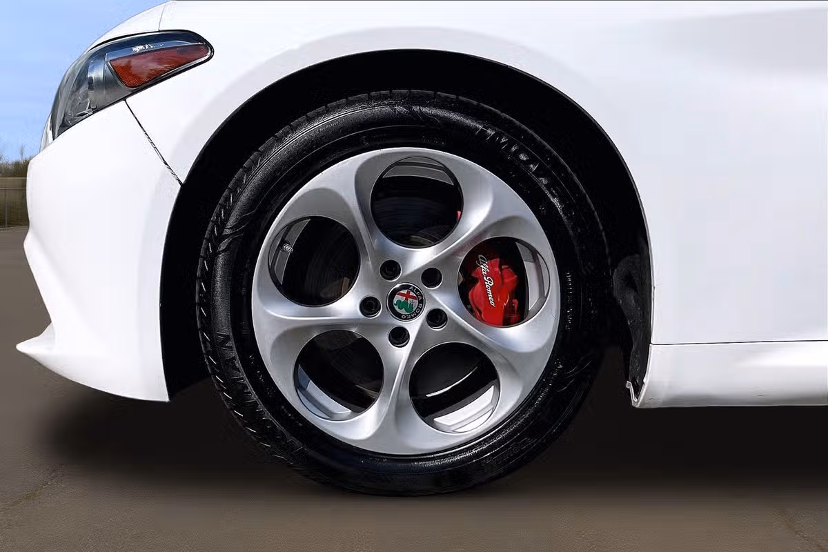 2019 Alfa Romeo Giulia Base Image 9