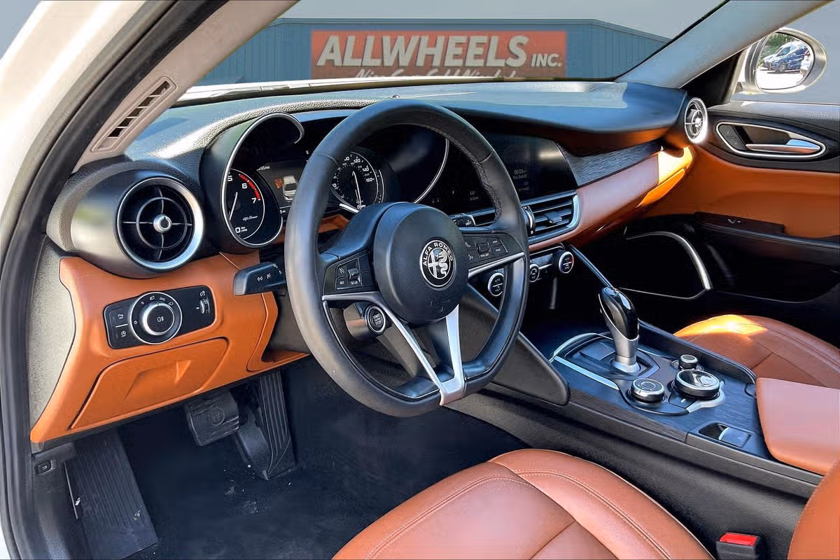 2019 Alfa Romeo Giulia Base Image 12
