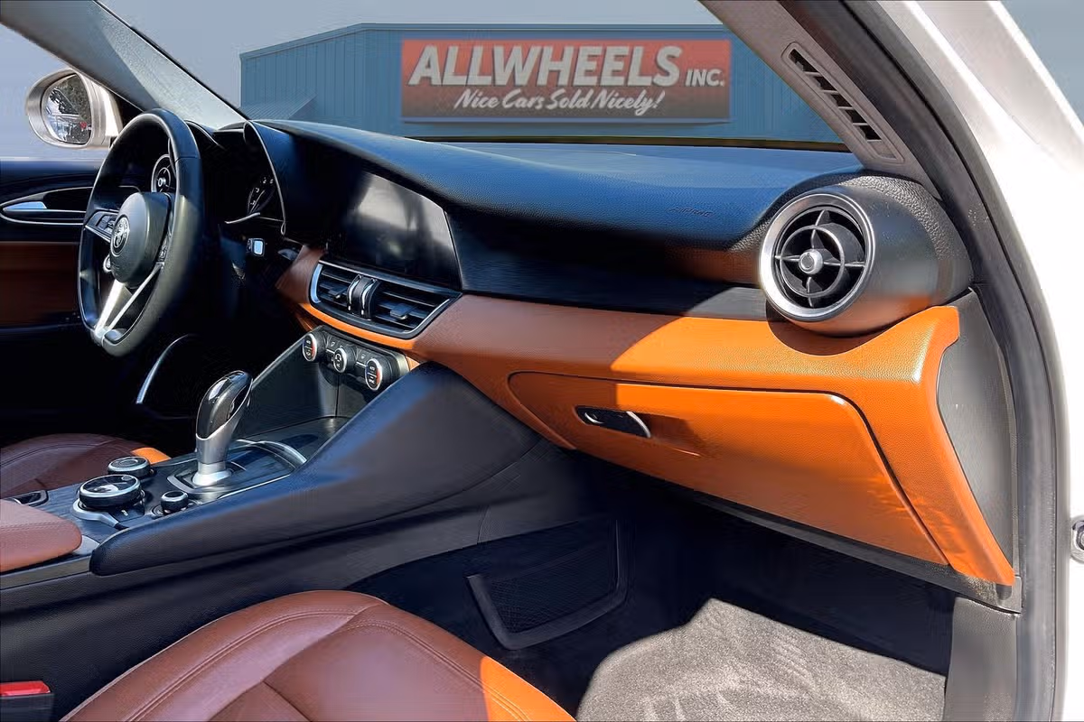 2019 Alfa Romeo Giulia Base Image 15