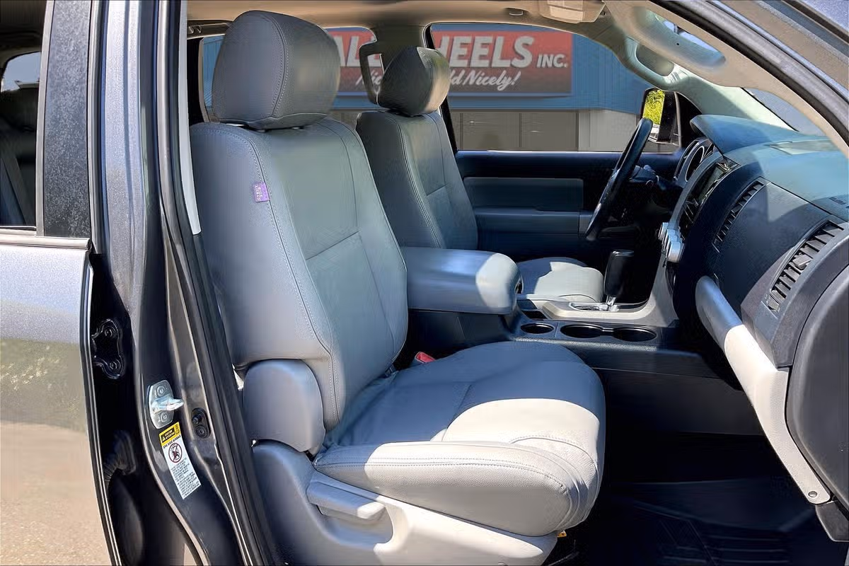 2013 Toyota Sequoia SR5 Image 7
