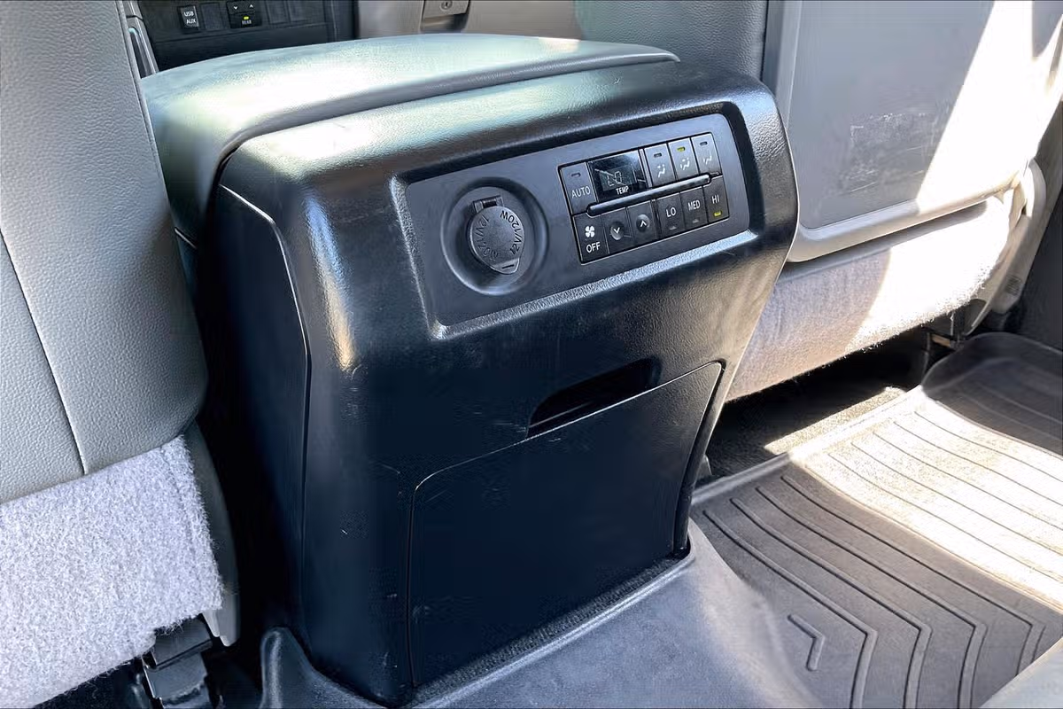 2013 Toyota Sequoia SR5 Image 31