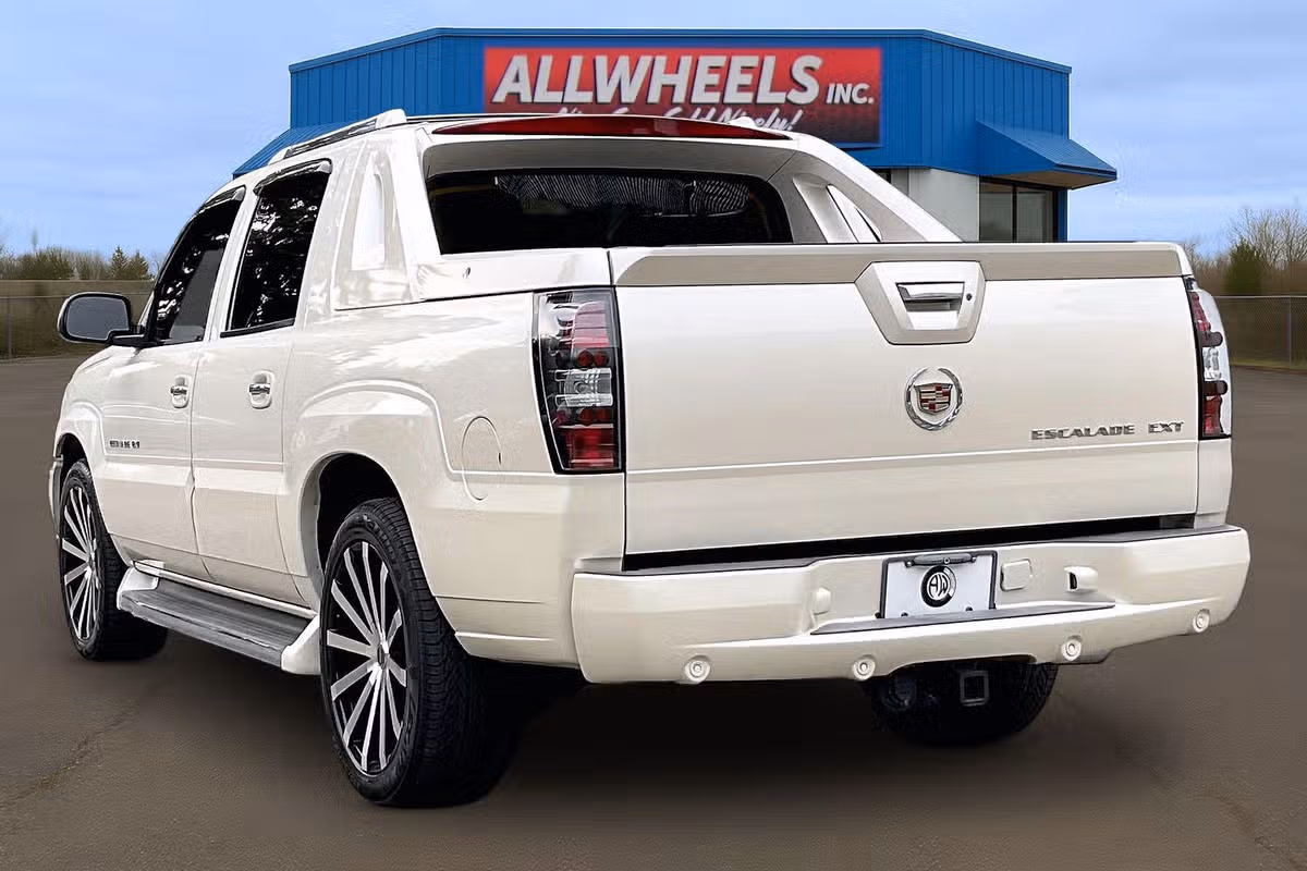 2005 Cadillac Escalade EXT Base Crew Cab Image 2
