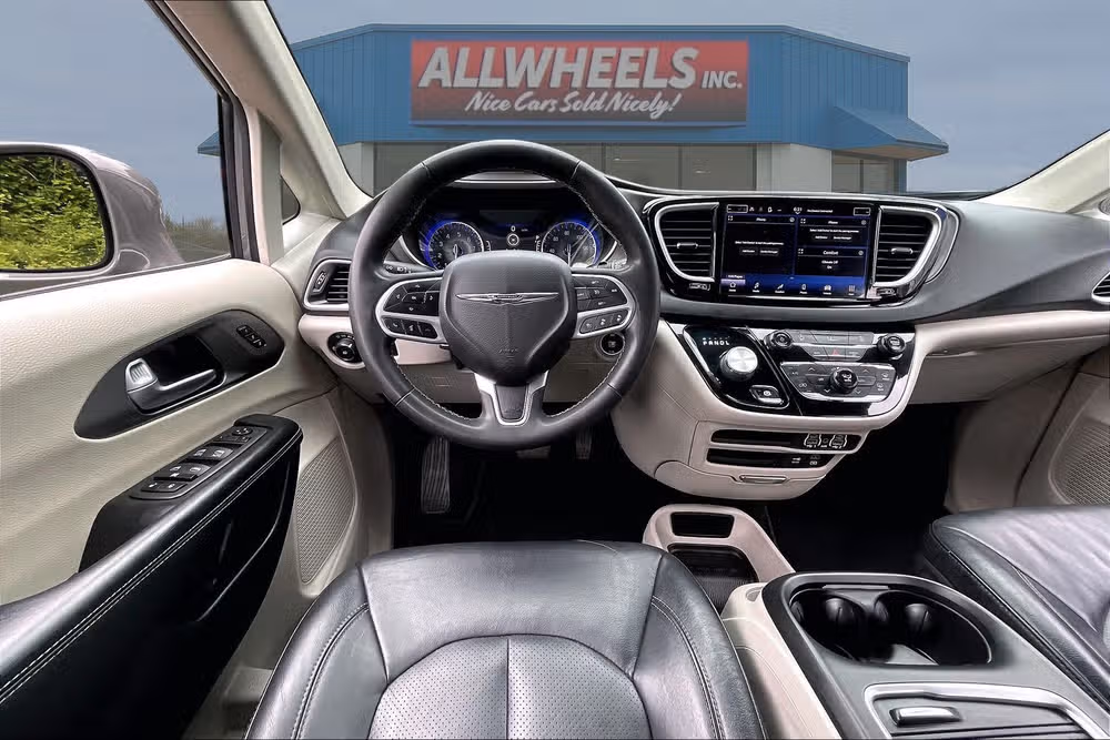 2022 Chrysler Pacifica Touring L Passenger Image 5
