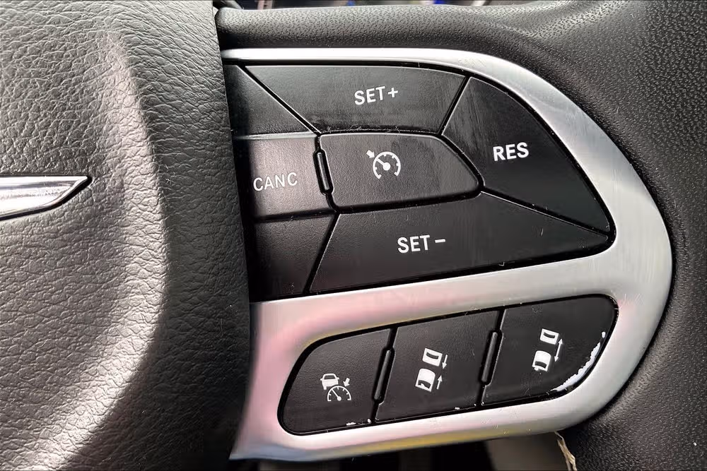 2022 Chrysler Pacifica Touring L Passenger Image 17